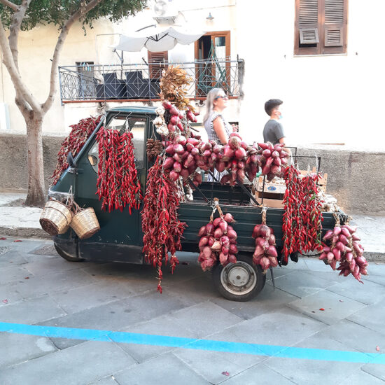 funny mobile 'shop' in Tropea with onions and chili pepper
