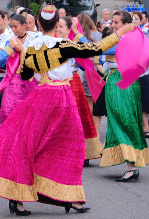 Donne arberesh in costumi tradizionali a Civita